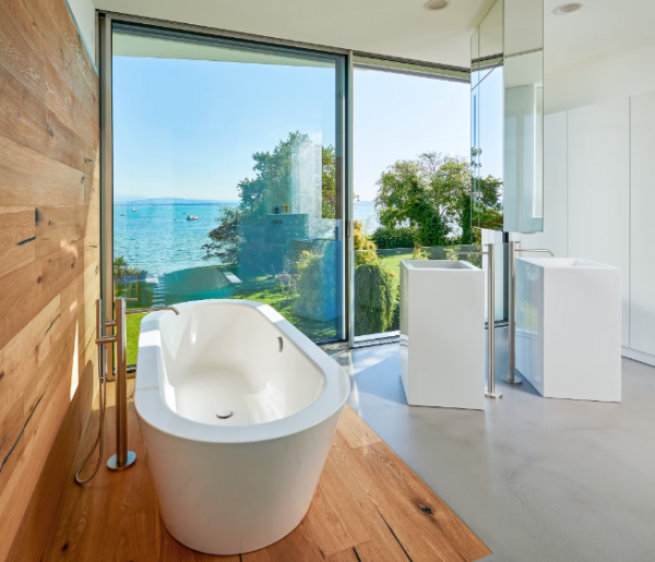 Kamar mandi dengan dinding kaca yang memperlihatkan pemandangan alam